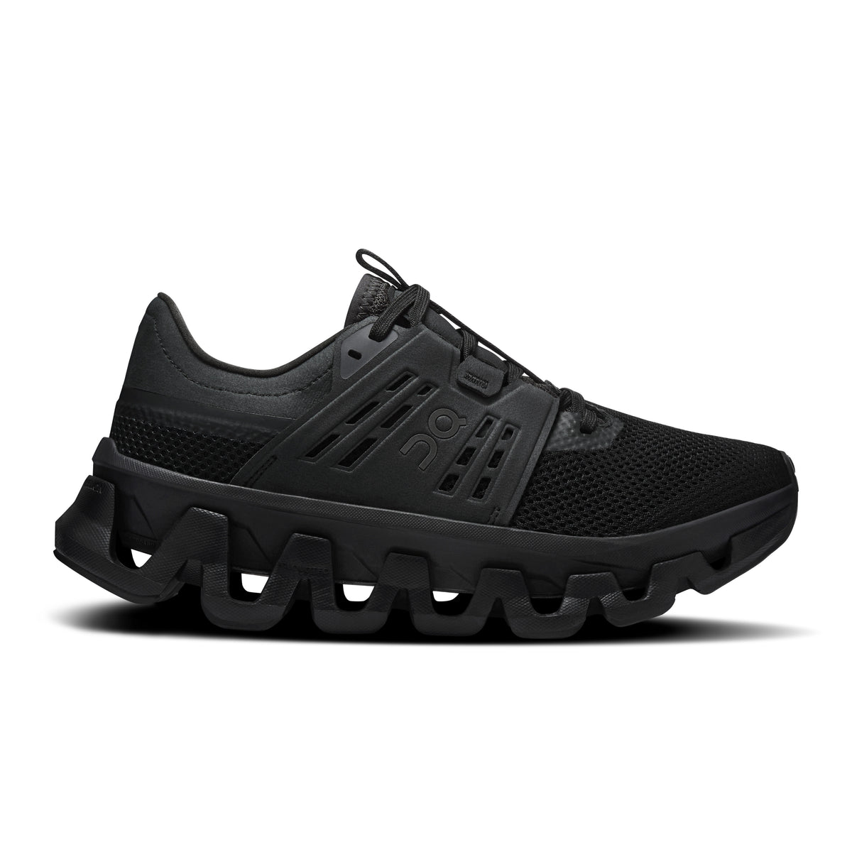 On Cloudswift Amp - Women's in Black / Black - primary view