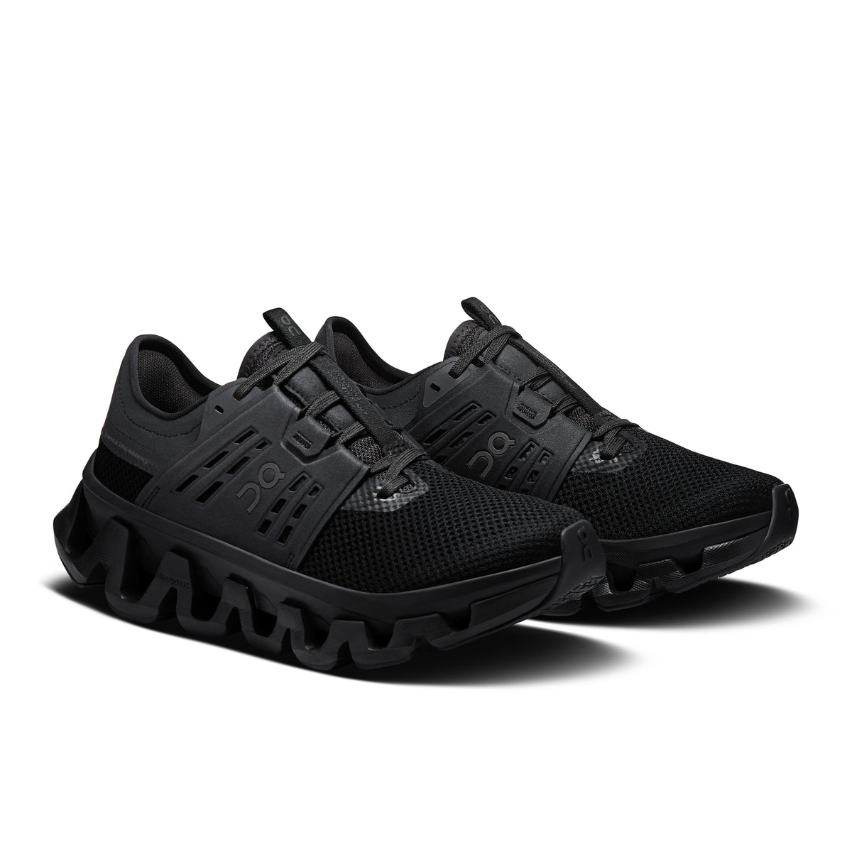 On Cloudswift Amp - Women's in Black / Black - view 6