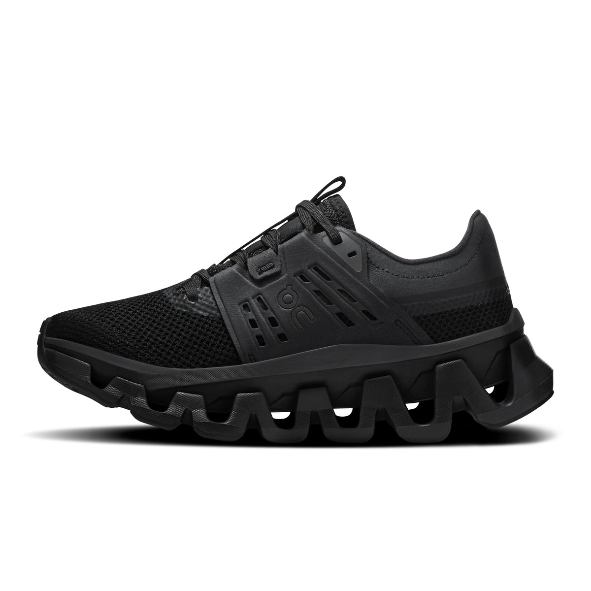 On Cloudswift Amp - Women's in Black / Black - view 4